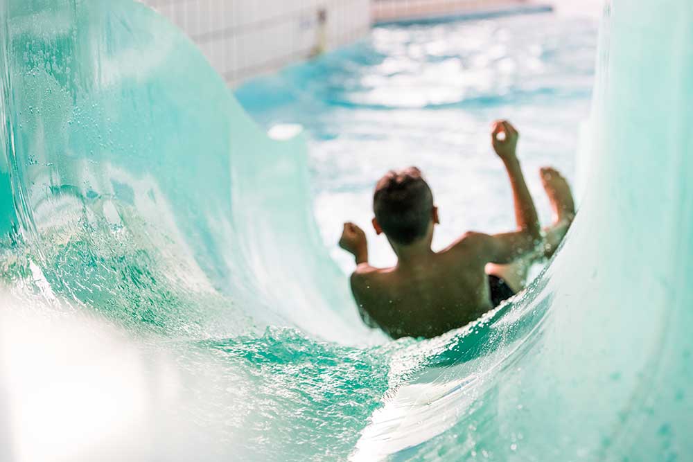 Wasserrutsche am Schwimmbad auf einem Campingplatz in der Bretagne